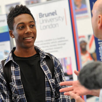 Prospective student talking to a academic at СʪƵ Open Day